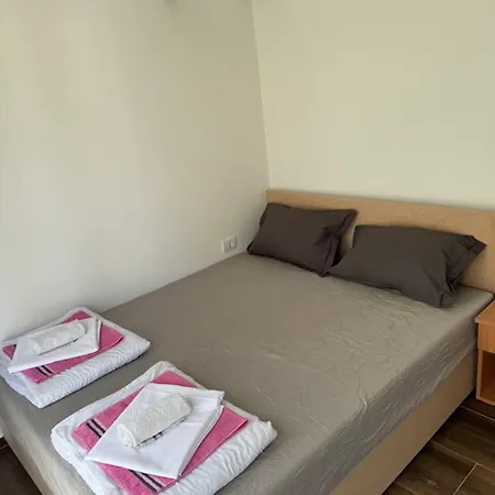 Brvnara Ruza Rumena بيت خشبي