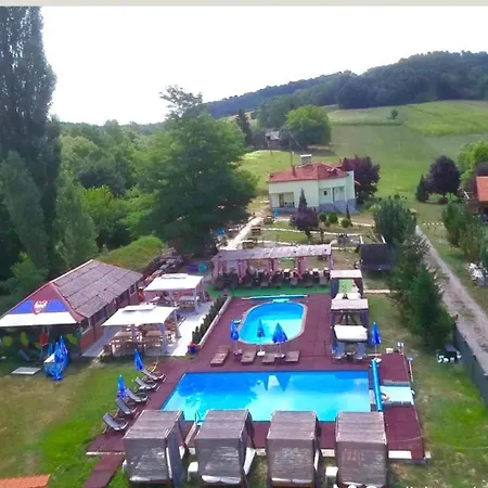 Brvnara Ruza Rumena بيت خشبي Mionica