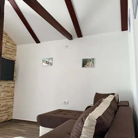 بيت خشبي Brvnara Ruza Rumena *